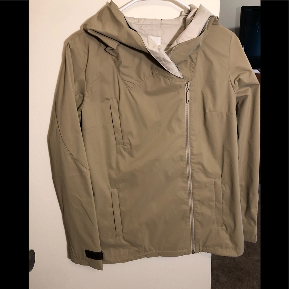 Light tan/beige raincoat/windbreaker